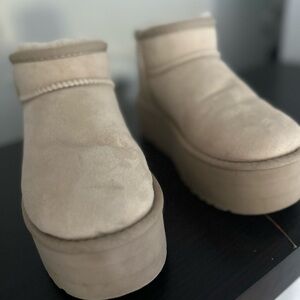 Platform Uggs women’s size 7 color Sand